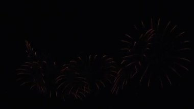 Siyah arka plan, Yılbaşı tatil kavramı Stok görüntüleri video kutlama için güzel renkli havai fişek