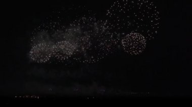 Siyah gökyüzü arka plan Stok görüntüleri video üzerinde renkli havai fişek