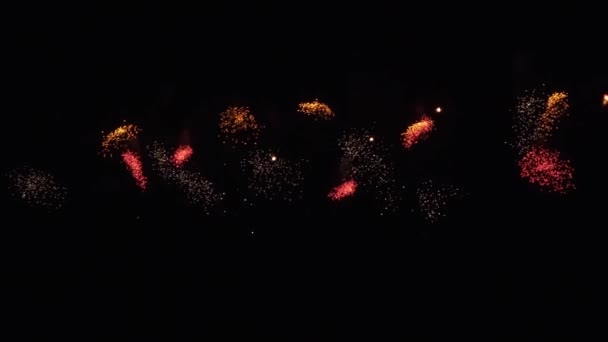 Schöne bunte Feuerwerk für die Feier auf schwarzem Hintergrund, Neujahr Urlaub Konzept Stock Footage Video — Stockvideo