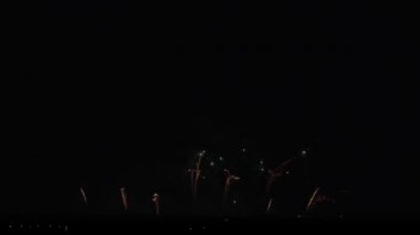 Siyah gökyüzü arka plan Stok görüntüleri video üzerinde renkli havai fişek