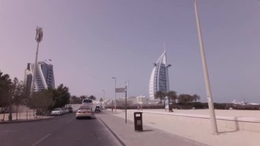 Jumeirah Beach Hotel ve Burj Al Arab Hotel üzerinde kamu Jumeirah açık plaj Stok görüntüleri video