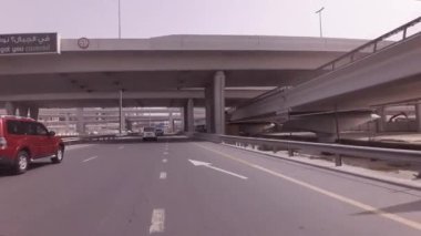 Modern çok düzeyli yolun kavşak içinde Dubai Stok görüntüleri video
