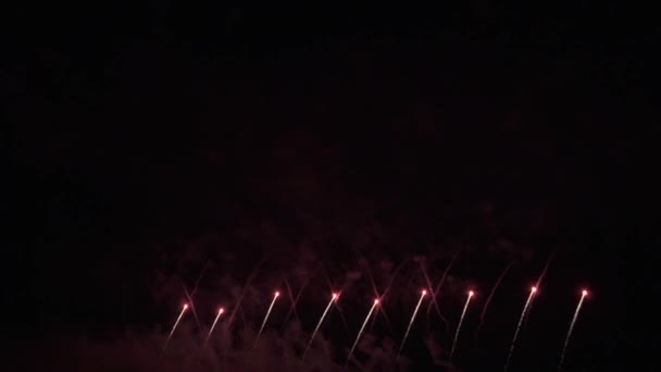 Bellissimo spettacolo di fuochi d'artificio colorati per la celebrazione su sfondo nero, Video di stock di concetto di festa di Capodanno — Video Stock