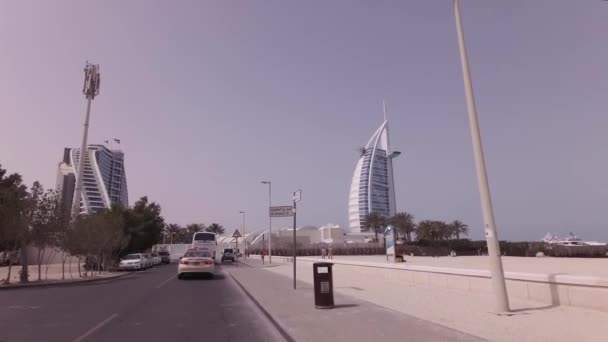 Jumeirah Beach Hotel και του ξενοδοχείου Burj Al Arab σε δημόσια ανοιχτή Jumeirah Beach πλάνα βίντεο — Αρχείο Βίντεο