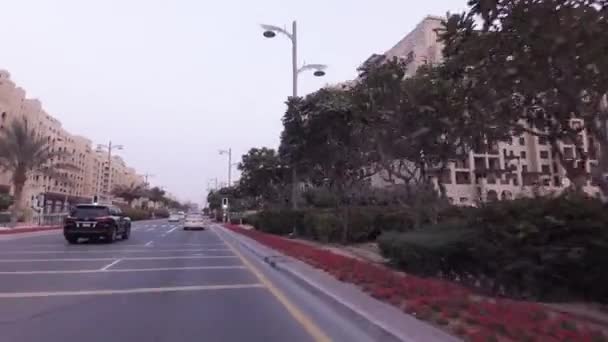 Bilresa på vägarna på konstgjorda skärgården Palm Jumeirah arkivfilmer video — Stockvideo