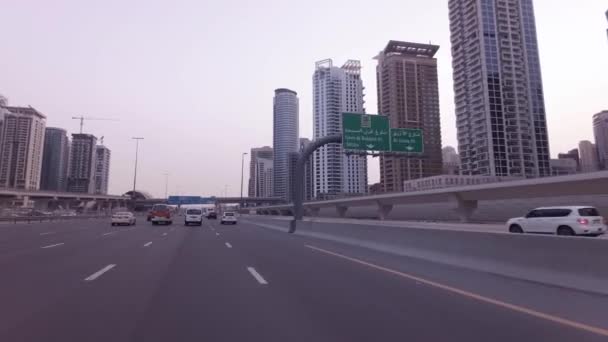 Αυτοκίνητο ταξιδεύουν στην οδό Sheikh Zayed με ουρανοξύστες Ντουμπάι Μαρίνα στοκ πλάνα βίντεο — Αρχείο Βίντεο