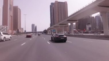 Araba içinde Dubai Stok görüntüleri video gökdelenler ile Şeyh Zayed yolu üzerinde seyahat
