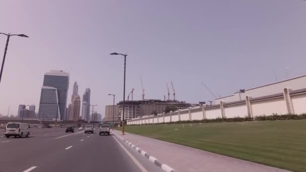 Viaje en coche en el camino al archipiélago artificial Palm Jumeirah material de archivo de vídeo — Vídeos de Stock