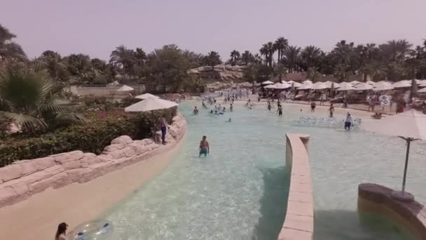 Luie rivier in het aquapark Aquaventure in Atlantis Resort stock footage video — Stockvideo