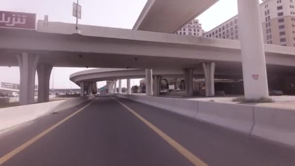 Modernos cruces de carreteras multinivel en Dubai material de archivo de vídeo — Vídeo de stock