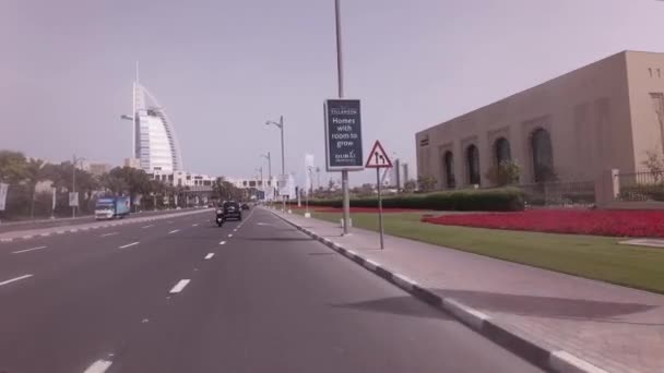 Bilresa på elite området Jumeirah i Dubai arkivfilmer video — Stockvideo