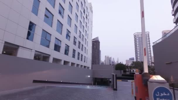 Check in el aparcamiento subterráneo del hotel en Dubai Marina material de archivo de vídeo — Vídeos de Stock