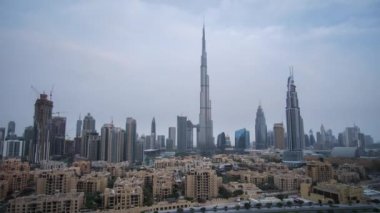 Uluslararası Dubai Kongre ve Sergi Sarayı ve Downtown Dubai şafakta hızlandırılmış Stok görüntüleri video