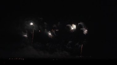 Siyah gökyüzü arka plan Stok görüntüleri video üzerinde renkli havai fişek