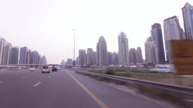 Modern çok düzeyli yolun kavşak içinde Dubai Stok görüntüleri video