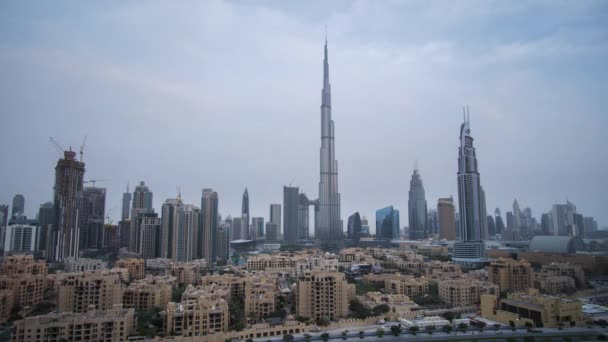 Burj Khalifa y el centro de Dubái al amanecer — Vídeo de stock