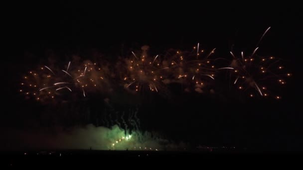 Fogo de artifício colorido no fundo do céu preto imagens de vídeo — Vídeo de Stock