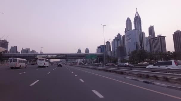Stacja metra przy Sheikh Zayed Road w Dubaju Stockowy wideo — Wideo stockowe