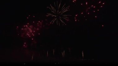 Siyah gökyüzü arka plan Stok görüntüleri video üzerinde renkli havai fişek