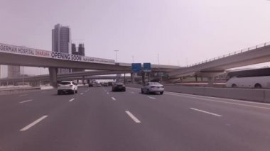 Modern çok düzeyli yolun kavşak içinde Dubai Stok görüntüleri video