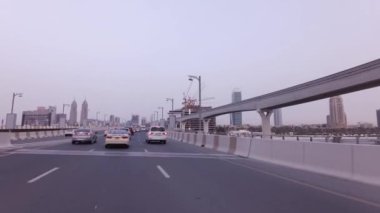 Yolda araba geziden yapay adalar Palm Jumeirah Stok görüntüleri video