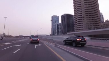 Modern çok düzeyli yolun kavşak içinde Dubai Stok görüntüleri video
