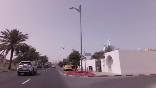 Auto výlet na elitní oblasti Jumeirah v Dubaji stopáže videa — Stock video