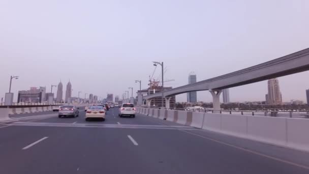Yolda araba geziden yapay adalar Palm Jumeirah Stok görüntüleri video — Stok video