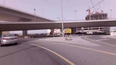Modern çok düzeyli yolun kavşak içinde Dubai Stok görüntüleri video