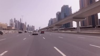 Araba gökdelenler Dubai Yat Limanı Stok görüntüleri ile video Şeyh Zayed yolu üzerinde seyahat