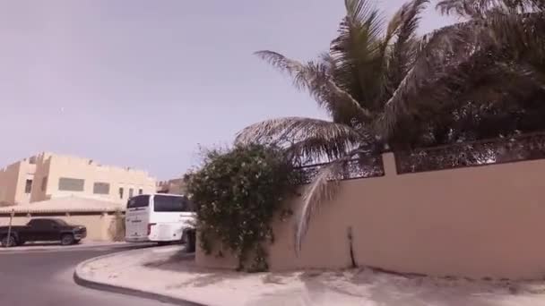 Автомобильная поездка по элитному району Джумейра в Дубае — стоковое видео