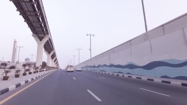 Bilresa på vägarna på konstgjorda skärgården Palm Jumeirah arkivfilmer video — Stockvideo