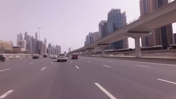 Samochód podróżować na ulicy Sheikh Zayed Road z drapaczami chmur Dubai Marina Stockowy wideo — Wideo stockowe