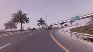 Dubai, Birleşik Arap Emirlikleri - 04 Nisan 2018: Modern çok düzeyli yol kavşak içinde Dubai Stok görüntüleri video