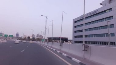 Yolda araba geziden yapay adalar Palm Jumeirah Stok görüntüleri video