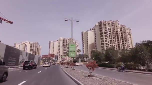 Auto reis op de wegen op de kunstmatige archipel Palm Jumeirah stock footage video — Stockvideo
