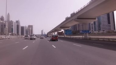 Araba gökdelenler Dubai Yat Limanı Stok görüntüleri ile video Şeyh Zayed yolu üzerinde seyahat