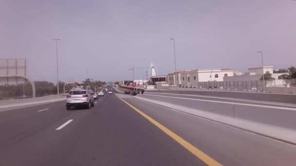 Viaggio in auto sulla zona d'elite Jumeirah a Dubai stock footage video — Video Stock