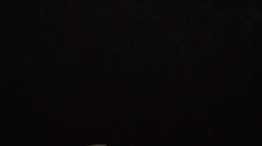 Siyah arka plan ağır çekim Stok görüntüleri video banknotlar beş bin ruble düşmek