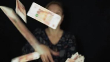 Hevesli kadın banknotlar beş bin ruble siyah arka plan üzerine, para ağır çekim Stok görüntüleri video mutlu büyük kazık atar