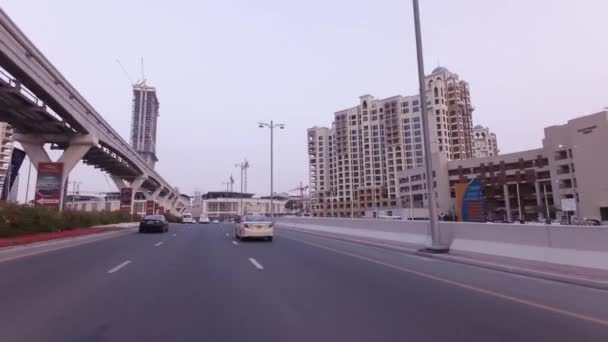 Auto reis op de wegen op de kunstmatige archipel Palm Jumeirah stock footage video — Stockvideo