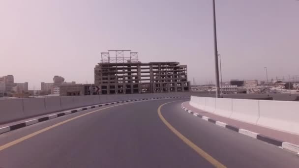 Modernos cruces de carreteras multinivel en Dubai material de archivo de vídeo — Vídeo de stock