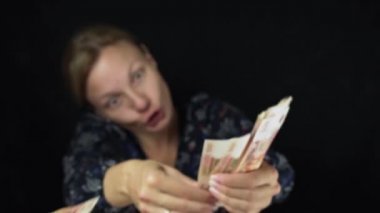 Sürpriz kadın banknotlar beş bin ruble para ağır çekim Stok görüntüleri video mutlu büyük kazık, siyah bir arka plan atar