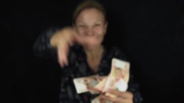 Hevesli kadın banknotlar beş bin ruble siyah arka plan üzerine, para ağır çekim Stok görüntüleri video mutlu büyük kazık atar