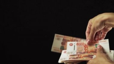 El dağılım beş bin ruble banknotlar siyah arka plan ağır çekim Stok görüntüleri video