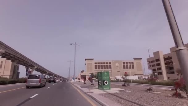 Viaje en coche por las carreteras en el archipiélago artificial Palm Jumeirah material de archivo de vídeo — Vídeo de stock