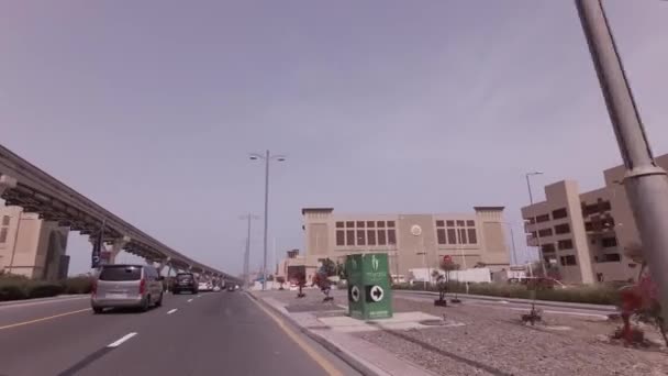 Viagem de carro nas estradas no arquipélago artificial Palm Jumeirah stock footage vídeo — Vídeo de Stock