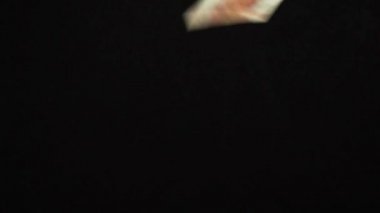 Siyah arka plan ağır çekim Stok görüntüleri video banknotlar beş bin ruble düşmek