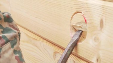 Bir meme ile elektrikli matkap çıkışları için bir delik ahşap duvar Stok görüntüleri video yapar