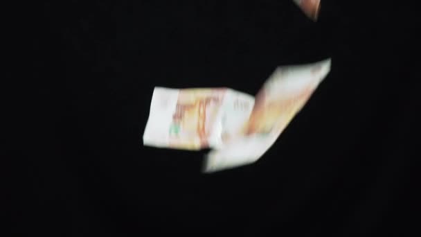 Notas cinco mil rublos cair sobre fundo preto câmera lenta imagens de vídeo — Vídeo de Stock